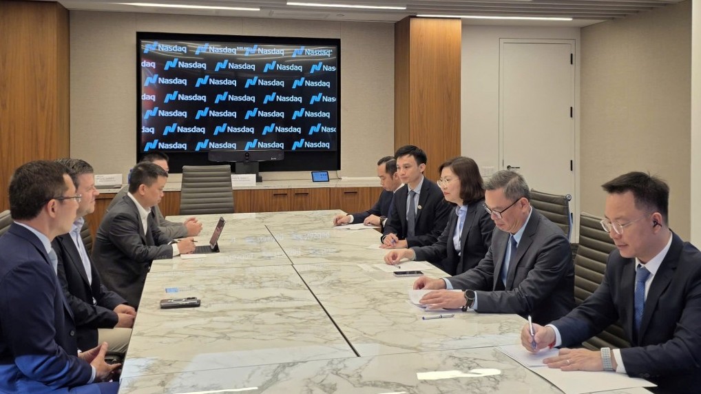 Chủ tịch UBCKNN Vũ Thị Chân Phương làm việc với Phó Chủ tịch Nasdaq