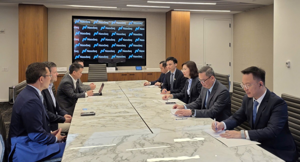 Chủ tịch UBCKNN Vũ Thị Chân Phương làm việc với Phó Chủ tịch Nasdaq