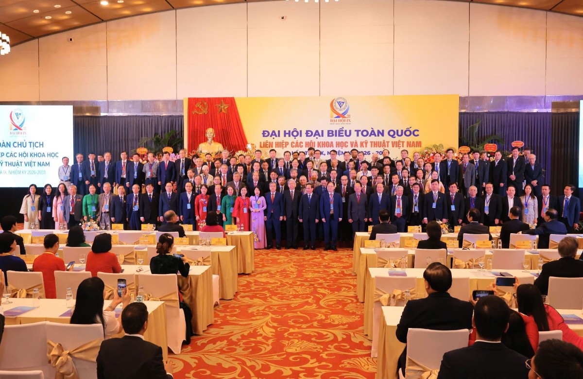 Ban Chấp hành khóa IX và GS.VS.TKHS Đặng Vũ Minh, Chủ tịch Danh dự Liên hiệp các Hội Khoa học và Kỹ thuật Việt Nam khóa IX ra mắt Đại hội.
