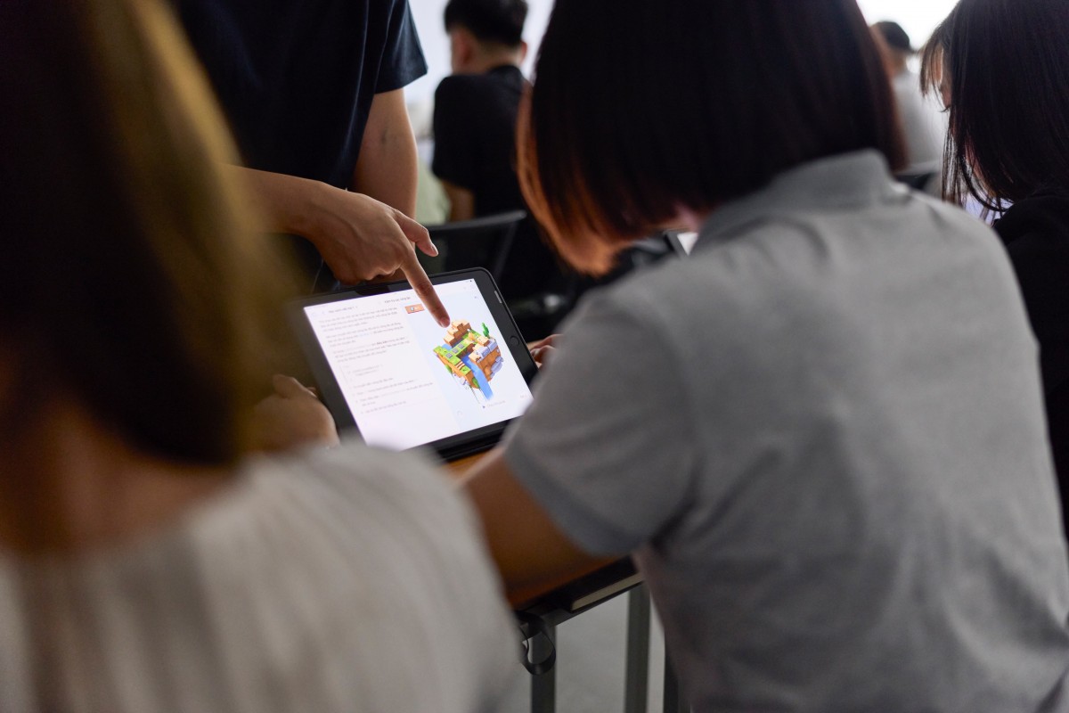 Với việc triển khai Trung Tâm Giáo Dục Apple mới, công ty đang mở rộng các chương trình đào tạo và phát triển kỹ năng cho nhân viên của nhà cung cấp tại Việt Nam. Với việc triển khai Trung Tâm Giáo Dục Apple mới, công ty đang mở rộng các chương trình đào tạo và phát triển kỹ năng cho nhân viên của nhà cung cấp tại Việt Nam.
