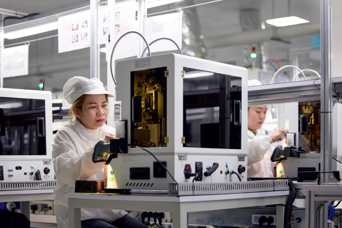 Với việc triển khai Trung Tâm Giáo Dục Apple mới, công ty đang mở rộng các chương trình đào tạo và phát triển kỹ năng cho nhân viên của nhà cung cấp tại Việt Nam. Với việc triển khai Trung Tâm Giáo Dục Apple mới, công ty đang mở rộng các chương trình đào tạo và phát triển kỹ năng cho nhân viên của nhà cung cấp tại Việt Nam.