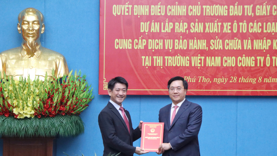 Chủ tịch UBND tỉnh Phú Thọ Trần Duy Đông trao Quyết định và Giấy chứng nhận đăng ký đầu tư điều chỉnh dự án của Công ty Ô tô Toyota Việt Nam cho ông Osamu Hirata, Tổng giám đốc Công ty tại chương trình