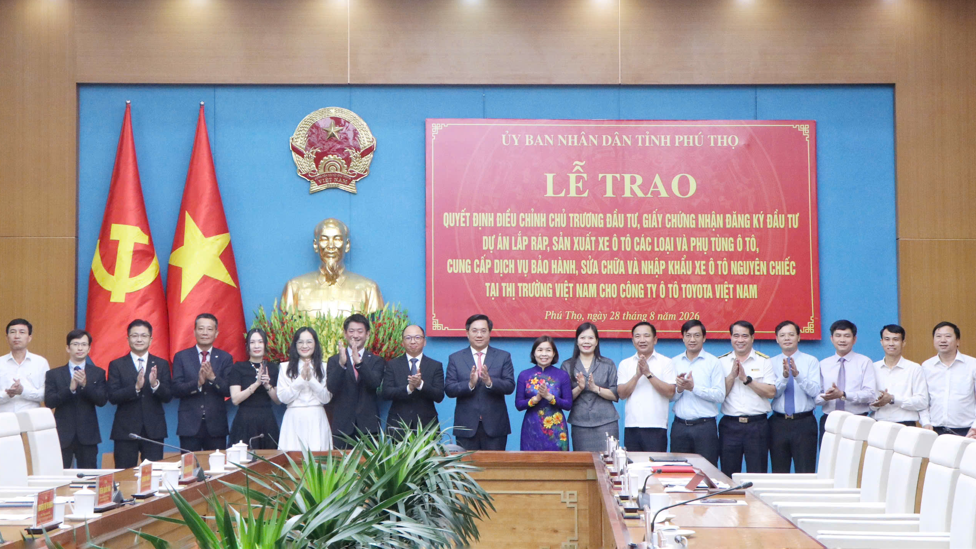 Lễ trao Quyết định Quyết định và Giấy chứng nhận đăng ký đầu tư điều chỉnh dự án của Công ty Ô tô Toyota Việt Nam