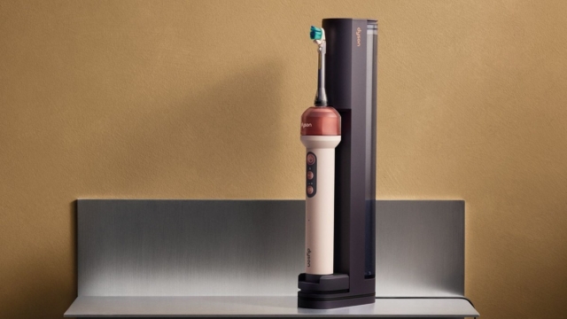 Dyson chính thức ra mắt bàn chải điện 2 in 1 CameraJet