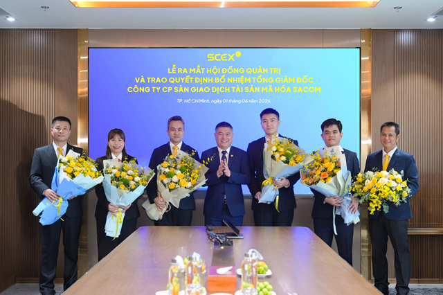 SCEX công bố dàn nhân sự HĐQT mới, đáng chú ý với sự xuất hiện của ông Nguyễn Đức Thụy (giữa) đứng cạnh con trai Nguyễn Xuân Thái (thứ ba từ phải sang) - Ảnh: SCEX