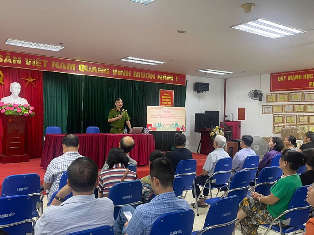 Báo cáo viên Đội CC & CNCH Khu vực số 11 triển khai nội dung về chương trình tập huấn PCCC&CNCH tại Chung cư khu nhà ở Học viện Quốc Phòng 