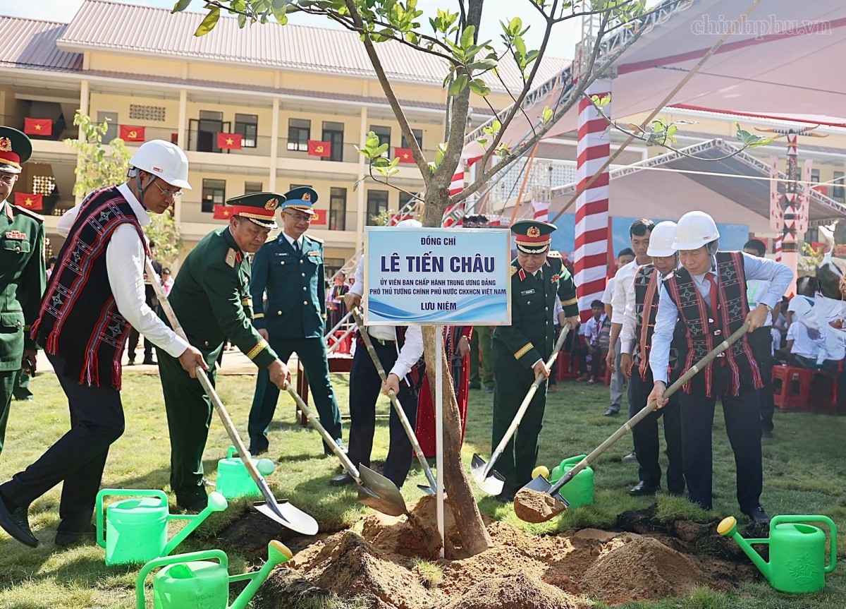Khánh thành trường nội trú liên cấp Tây Giang, mở lối đến trường cho trẻ vùng cao Khánh thành trường nội trú liên cấp Tây Giang, mở lối đến trường cho trẻ vùng cao