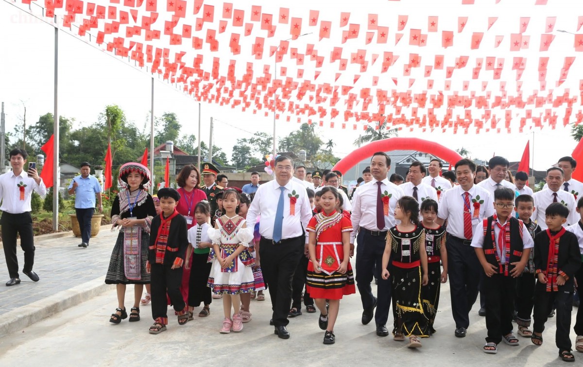 Phó Thủ tướng Thường trực Phạm Gia Túc dự Lễ khánh thành và khai giảng năm học mới tại điểm cầu Trường Phổ thông nội trú Tiểu học và Trung học cơ sở Thanh Nưa (Điện Biên). Ảnh: Chinhphu.vn