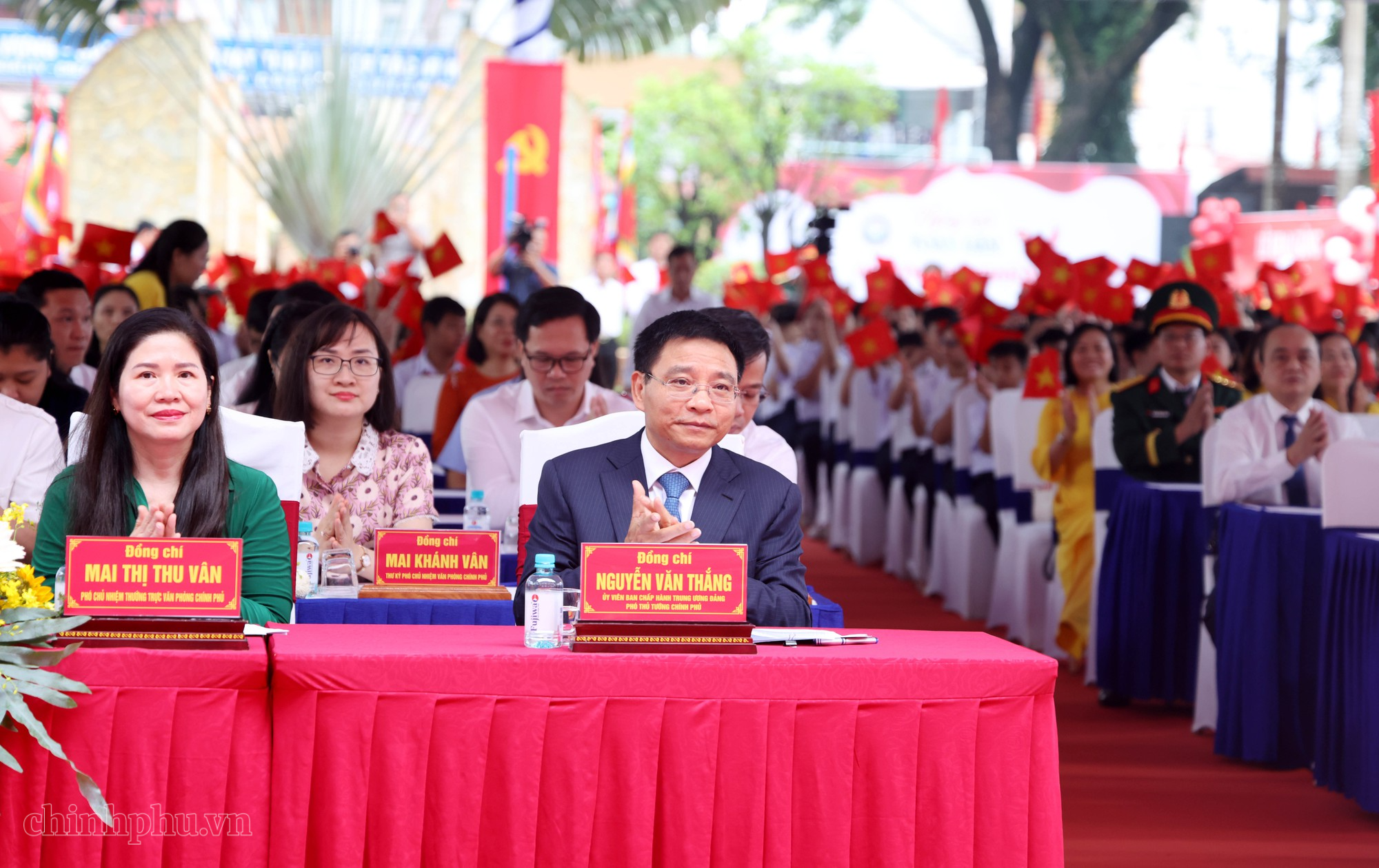 Phó Thủ tướng Nguyễn Văn Thắng chung vui ngày khai giảng với học sinh Đồng Nai- Ảnh 1.