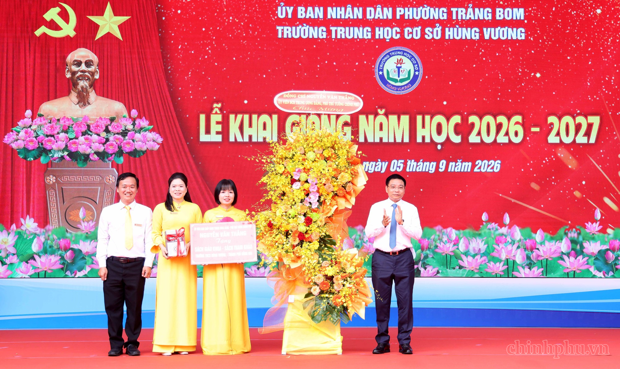 Phó Thủ tướng Nguyễn Văn Thắng chung vui ngày khai giảng với học sinh Đồng Nai- Ảnh 4.