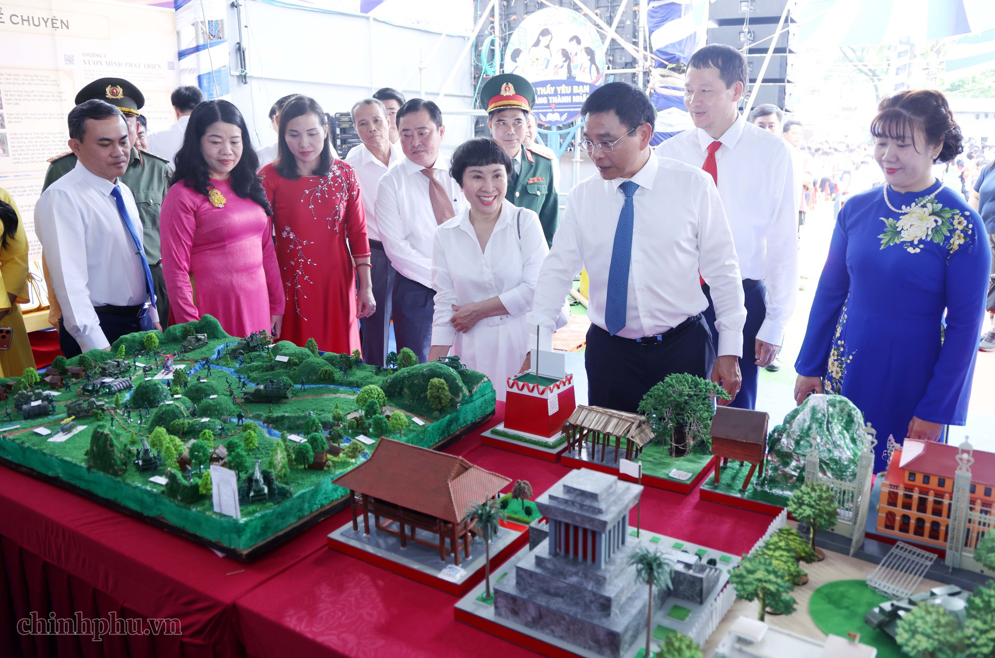 Phó Thủ tướng Nguyễn Văn Thắng chung vui ngày khai giảng với học sinh Đồng Nai- Ảnh 8.