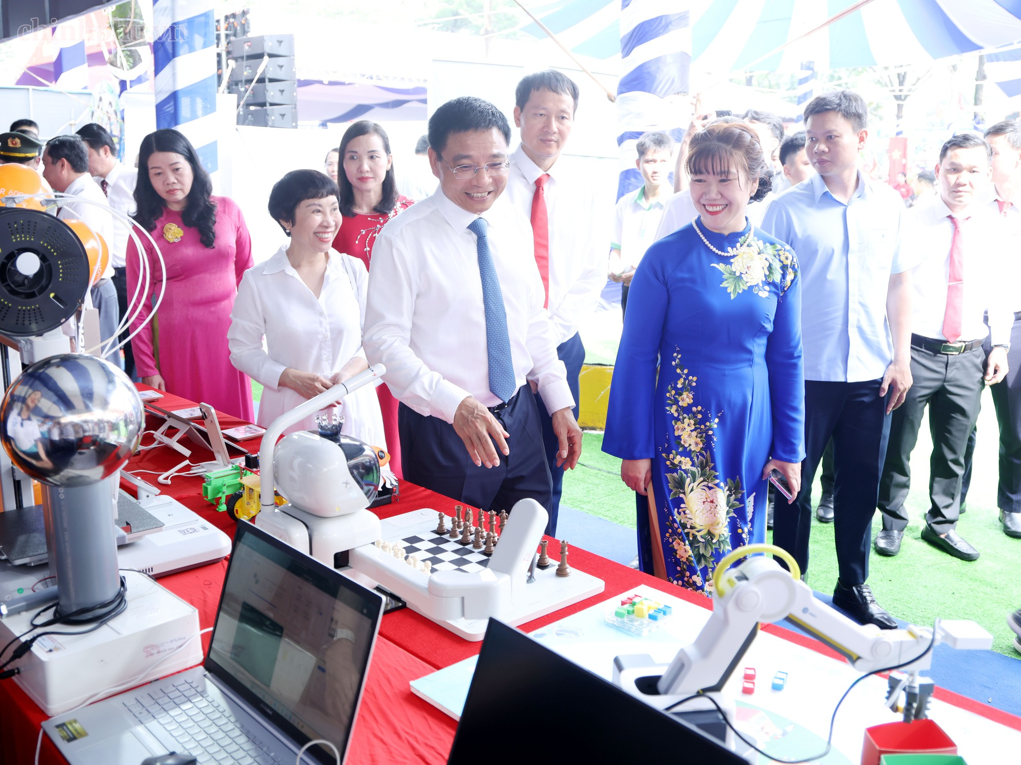 Phó Thủ tướng Nguyễn Văn Thắng chung vui ngày khai giảng với học sinh Đồng Nai- Ảnh 9.
