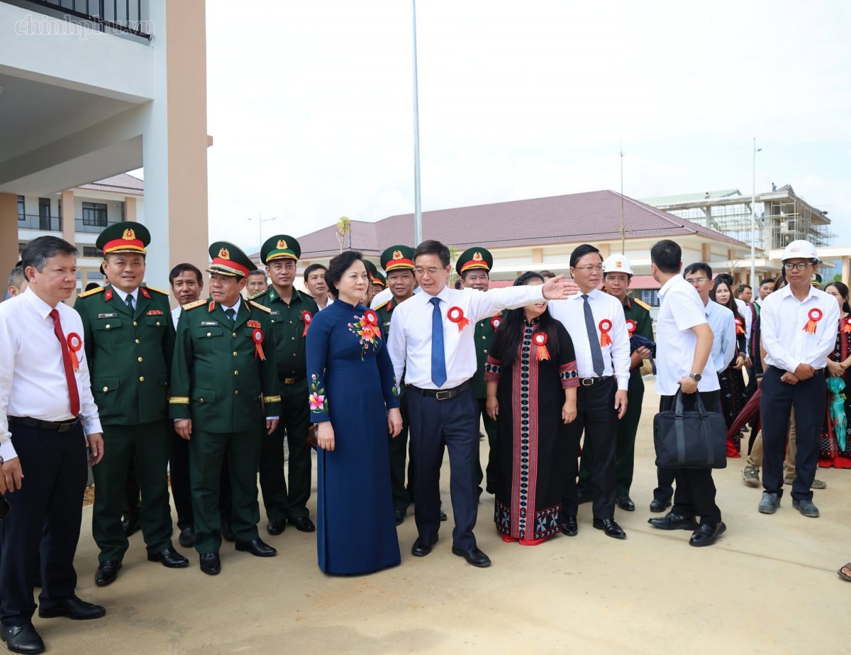 Phó Thủ tướng Phạm Thị Thanh Trà dự khai giảng ở A Lưới Phó Thủ tướng Phạm Thị Thanh Trà dự khai giảng ở A Lưới