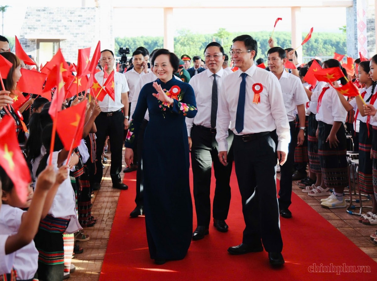 Phó Thủ tướng Phạm Thị Thanh Trà dự khai giảng ở A Lưới Phó Thủ tướng Phạm Thị Thanh Trà dự khai giảng ở A Lưới
