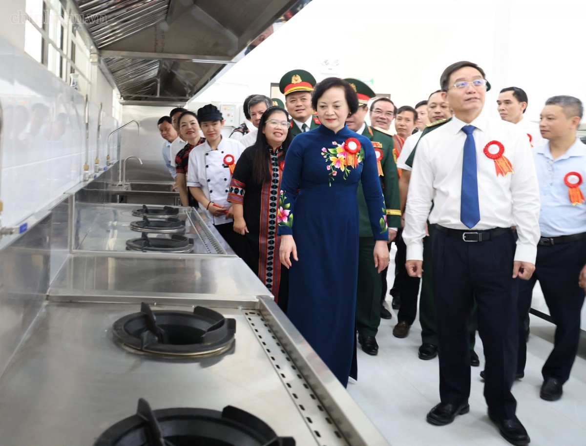 Phó Thủ tướng Phạm Thị Thanh Trà dự khai giảng ở A Lưới Phó Thủ tướng Phạm Thị Thanh Trà dự khai giảng ở A Lưới