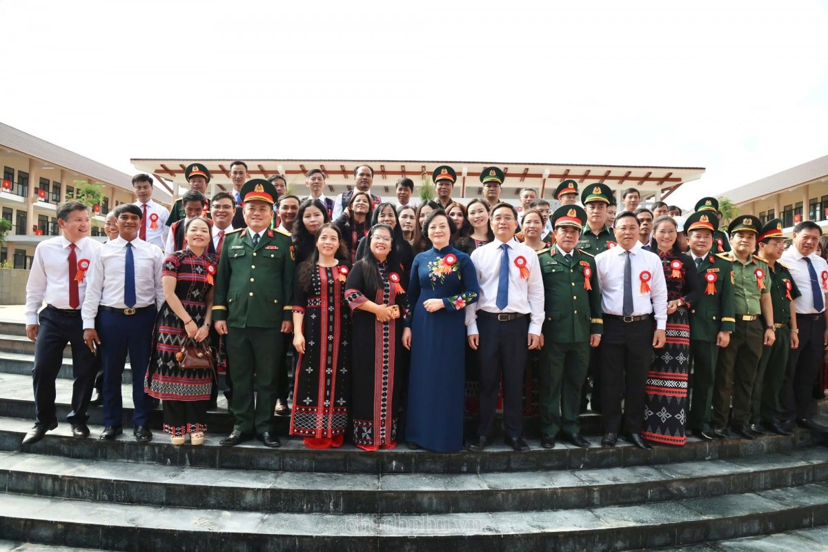 Phó Thủ tướng Phạm Thị Thanh Trà dự khai giảng ở A Lưới Phó Thủ tướng Phạm Thị Thanh Trà dự khai giảng ở A Lưới