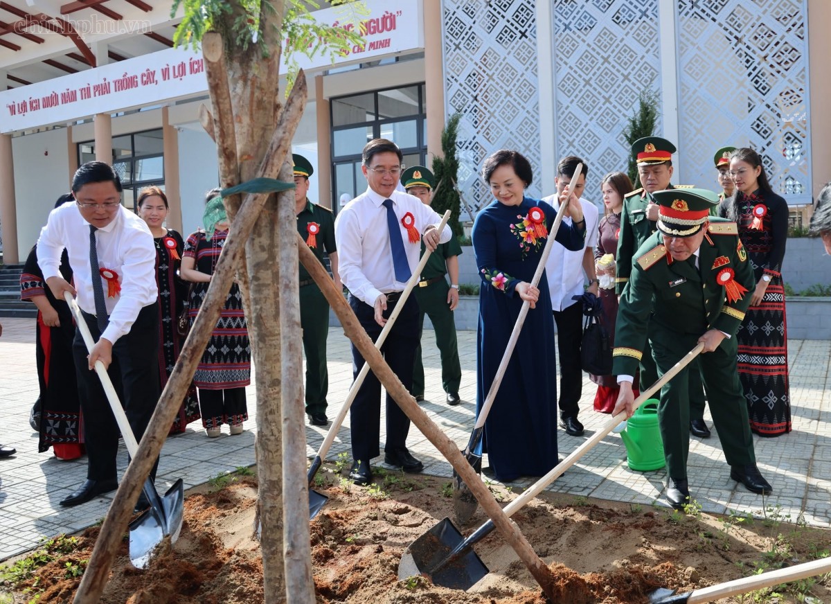 Phó Thủ tướng Phạm Thị Thanh Trà dự khai giảng ở A Lưới Phó Thủ tướng Phạm Thị Thanh Trà dự khai giảng ở A Lưới