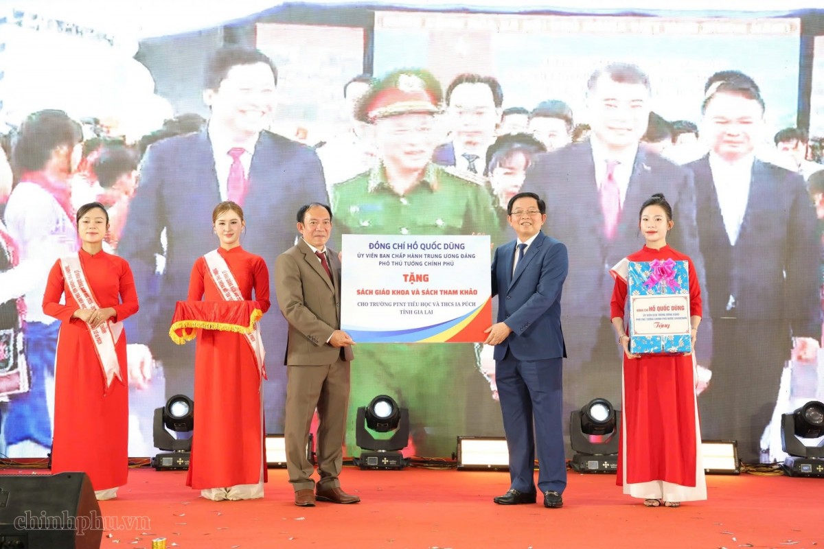 Phó Thủ tướng Hồ Quốc Dũng dự khai giảng trường nội trú vùng biên Gia Lai