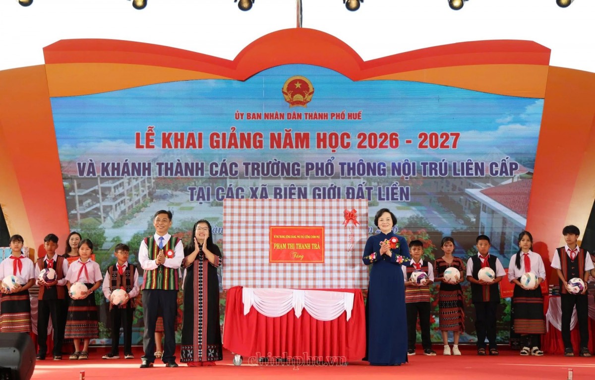 Phó Thủ tướng Phạm Thị Thanh Trà dự khai giảng ở A Lưới Phó Thủ tướng Phạm Thị Thanh Trà dự khai giảng ở A Lưới