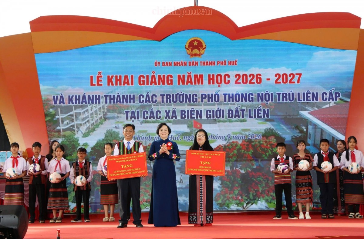 Phó Thủ tướng Phạm Thị Thanh Trà dự khai giảng ở A Lưới Phó Thủ tướng Phạm Thị Thanh Trà dự khai giảng ở A Lưới