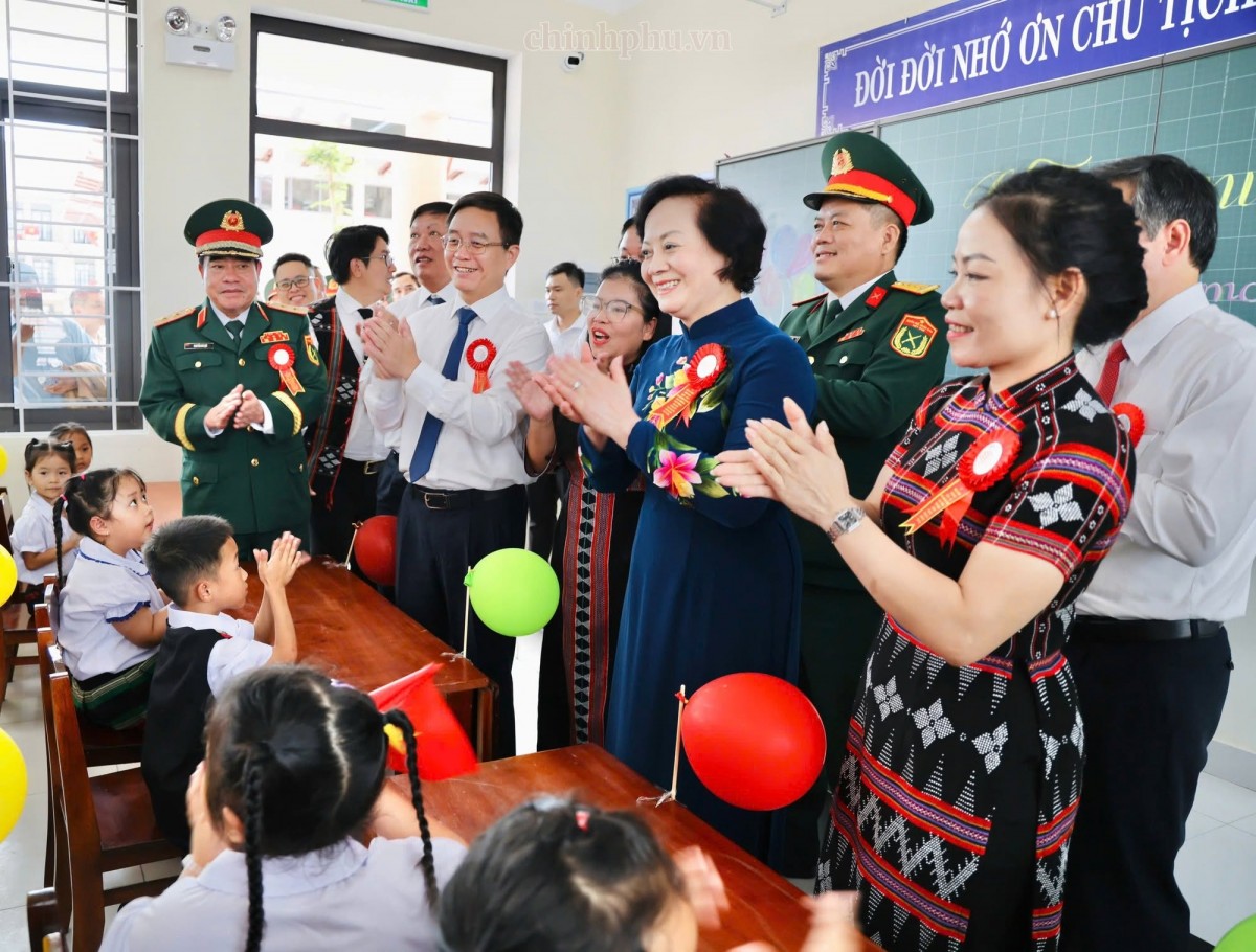 Phó Thủ tướng Phạm Thị Thanh Trà dự khai giảng ở A Lưới Phó Thủ tướng Phạm Thị Thanh Trà dự khai giảng ở A Lưới