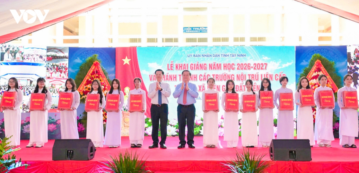 lanh dao Dang, nha nuoc du le khanh thanh diem truong va khai giang nam hoc moi hinh anh 19