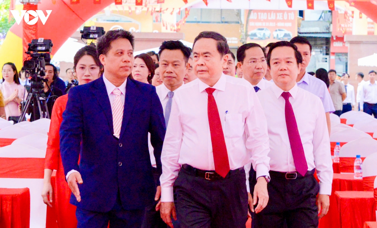 lanh dao Dang, nha nuoc du le khanh thanh diem truong va khai giang nam hoc moi hinh anh 7