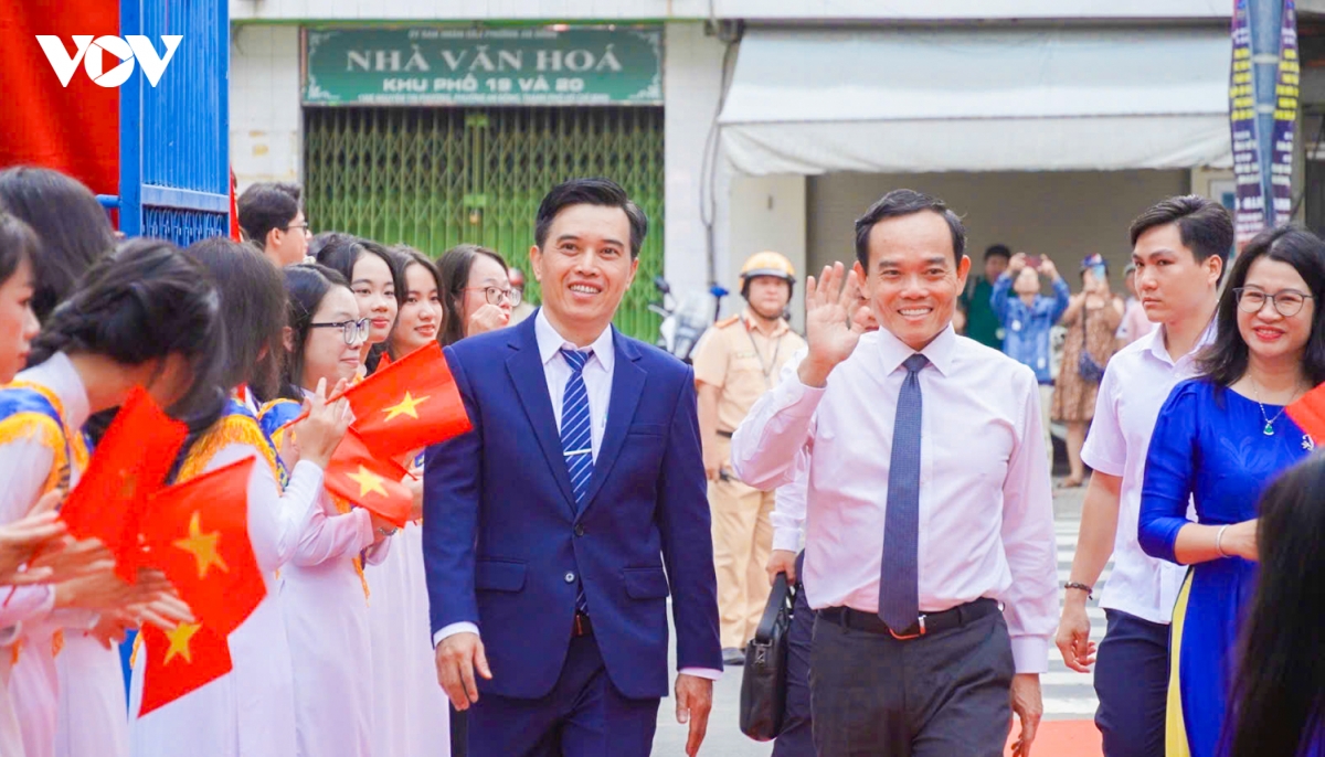lanh dao Dang, nha nuoc du le khanh thanh diem truong va khai giang nam hoc moi hinh anh 21