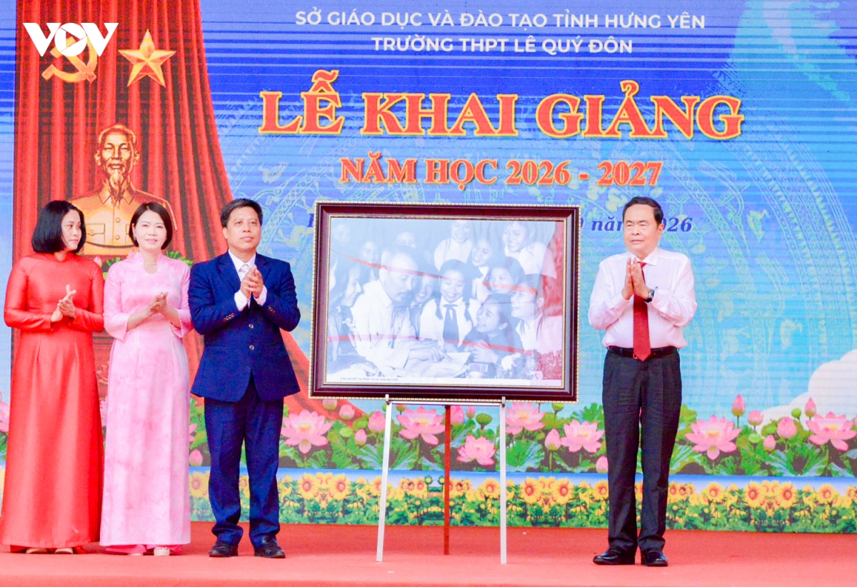 lanh dao Dang, nha nuoc du le khanh thanh diem truong va khai giang nam hoc moi hinh anh 9