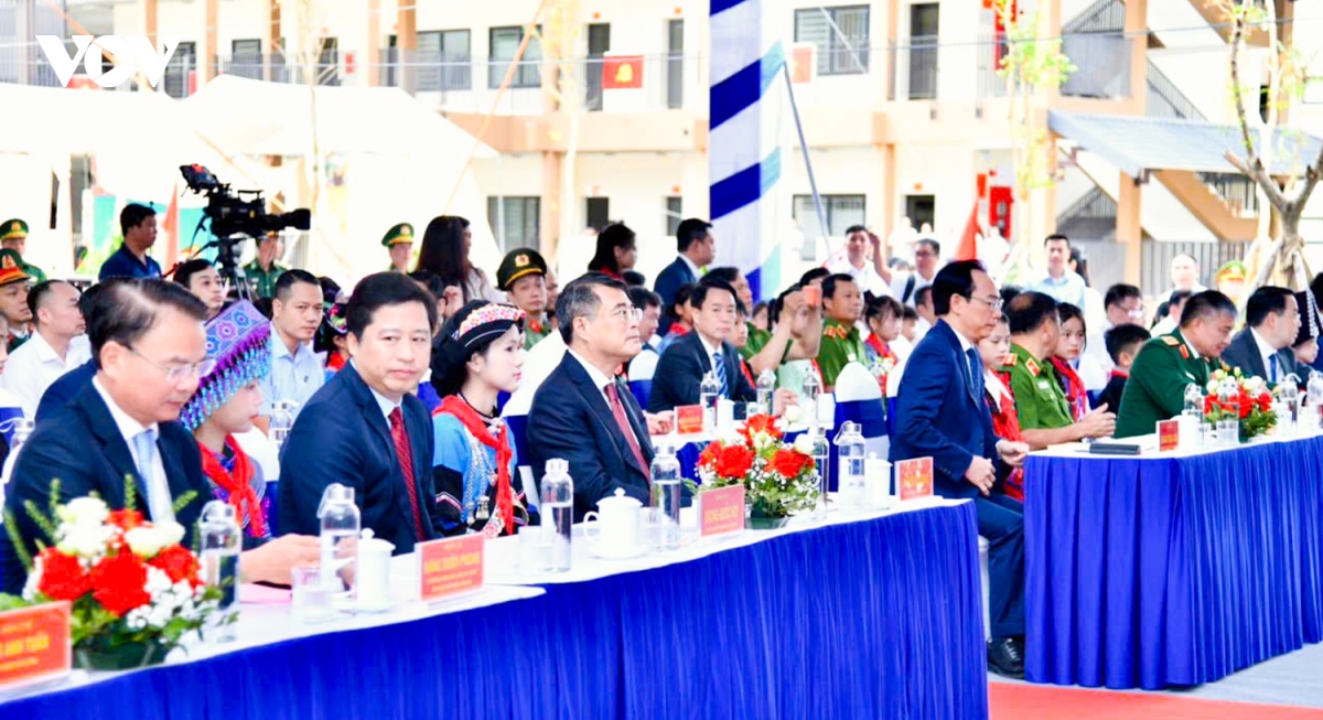 lanh dao Dang, nha nuoc du le khanh thanh diem truong va khai giang nam hoc moi hinh anh 2