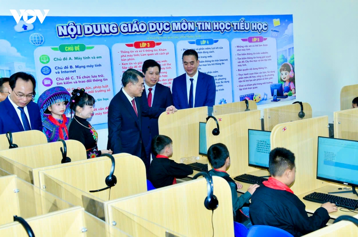 lanh dao Dang, nha nuoc du le khanh thanh diem truong va khai giang nam hoc moi hinh anh 6