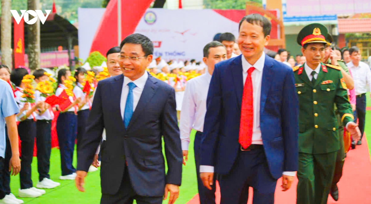 lanh dao Dang, nha nuoc du le khanh thanh diem truong va khai giang nam hoc moi hinh anh 26