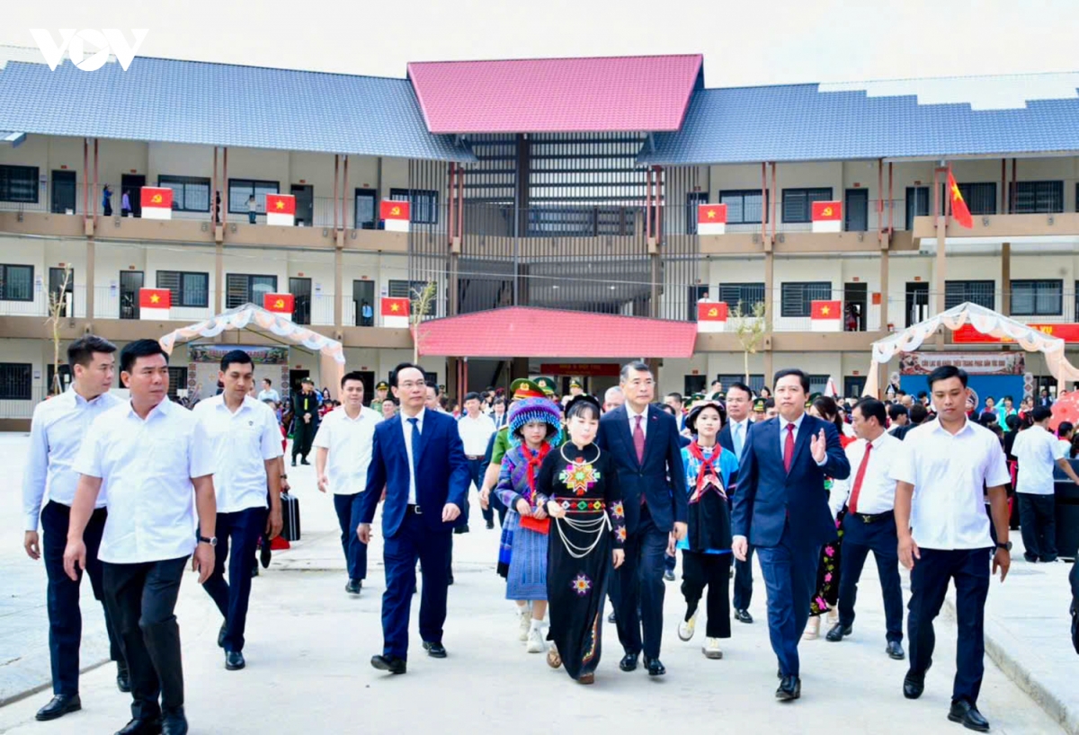 lanh dao Dang, nha nuoc du le khanh thanh diem truong va khai giang nam hoc moi hinh anh 4