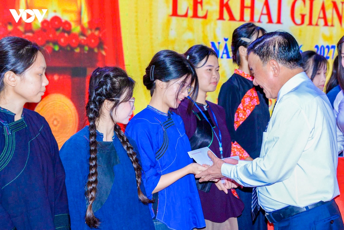 lanh dao Dang, nha nuoc du le khanh thanh diem truong va khai giang nam hoc moi hinh anh 13