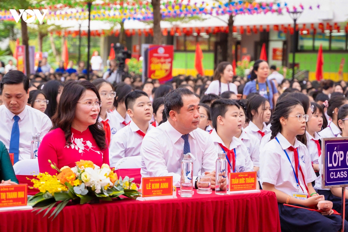 lanh dao Dang, nha nuoc du le khanh thanh diem truong va khai giang nam hoc moi hinh anh 20