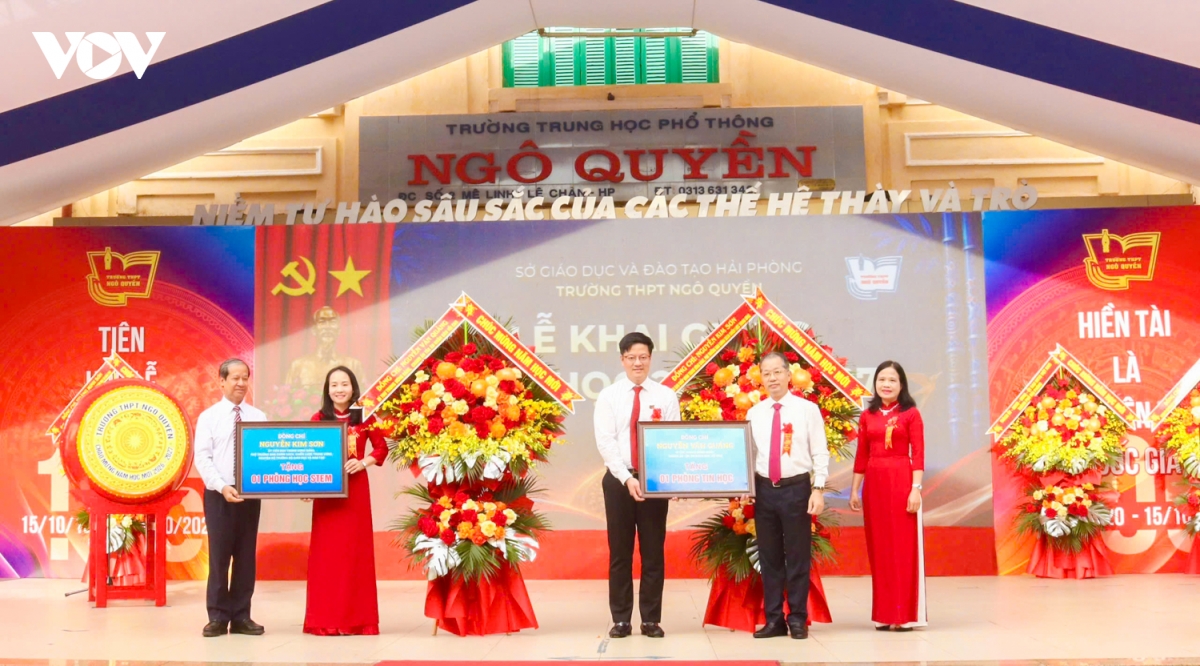 lanh dao Dang, nha nuoc du le khanh thanh diem truong va khai giang nam hoc moi hinh anh 23