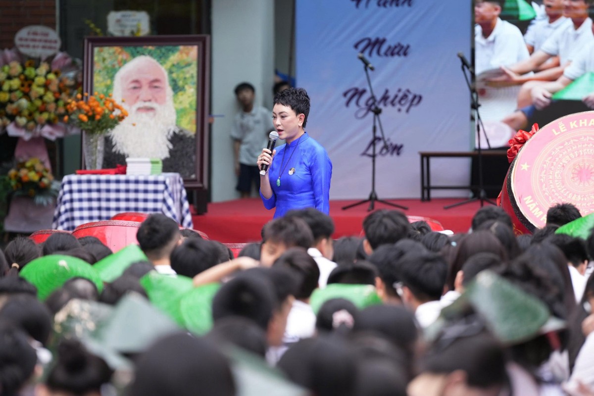 Học sinh Hà Nội náo nức bước vào năm học mới
