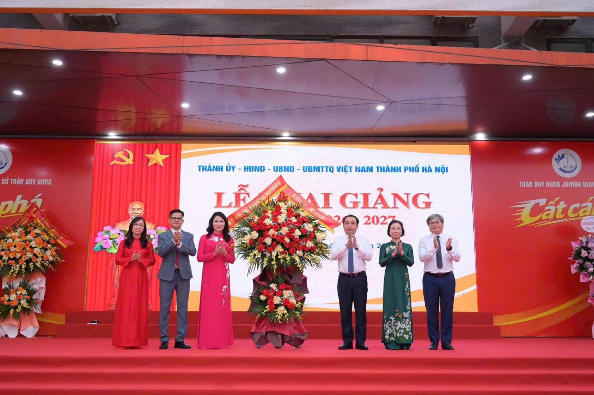 Học sinh Hà Nội náo nức bước vào năm học mới