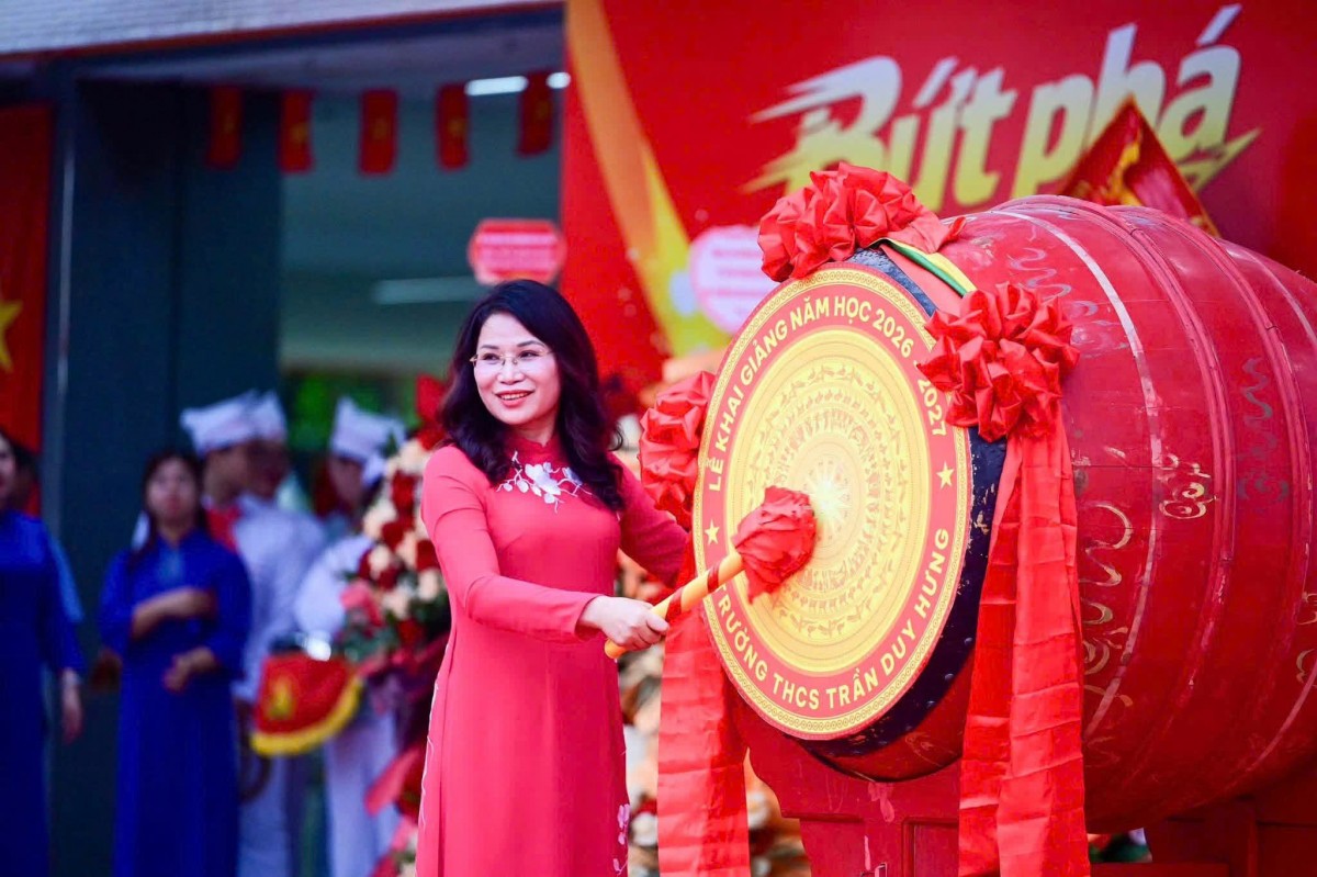 Học sinh Hà Nội náo nức bước vào năm học mới