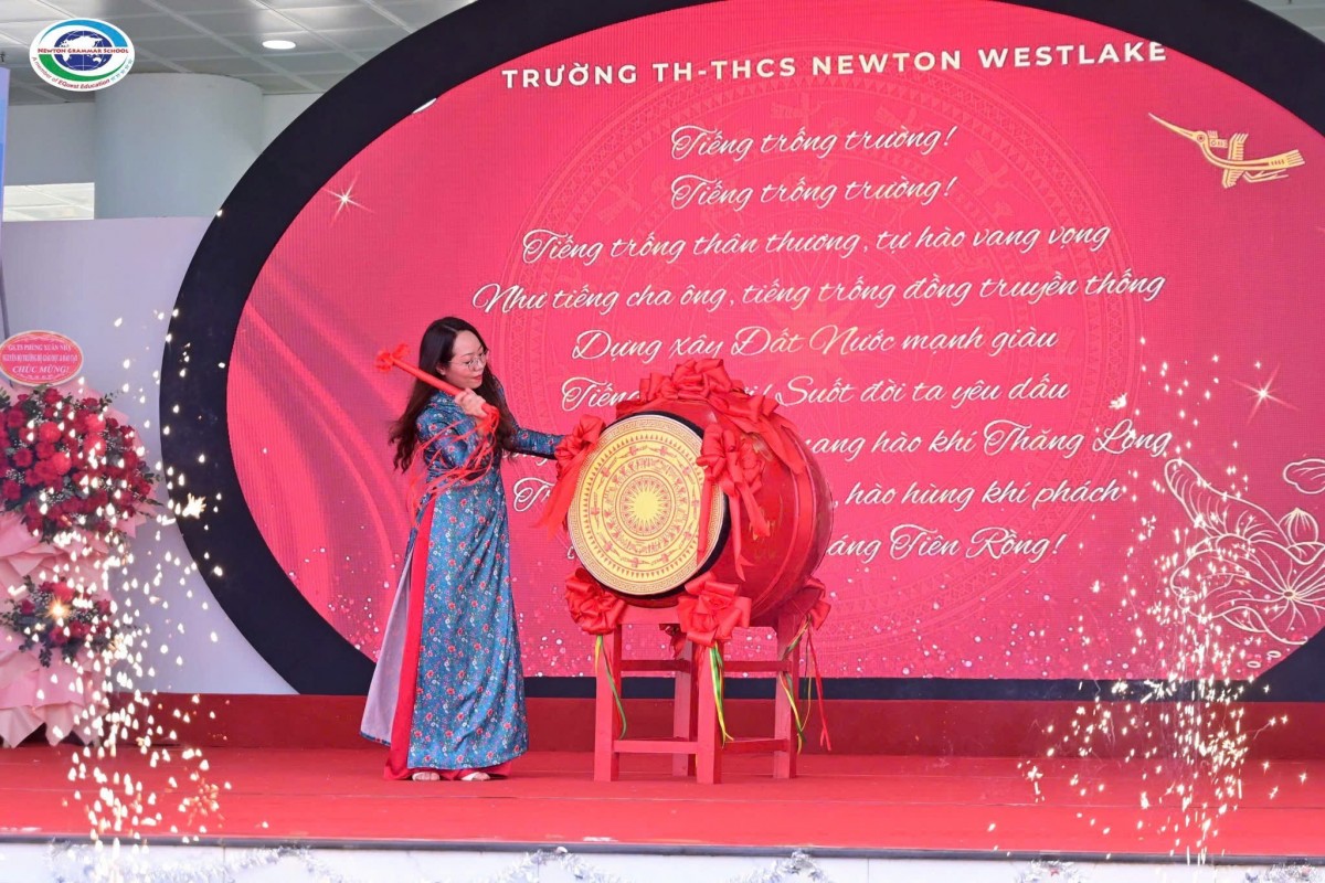 Học sinh Hà Nội náo nức bước vào năm học mới