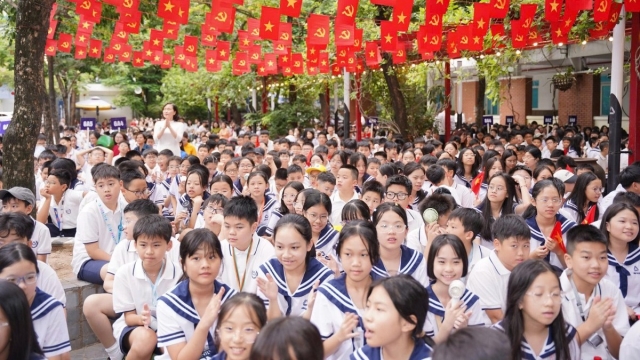 Học sinh Hà Nội náo nức bước vào năm học mới