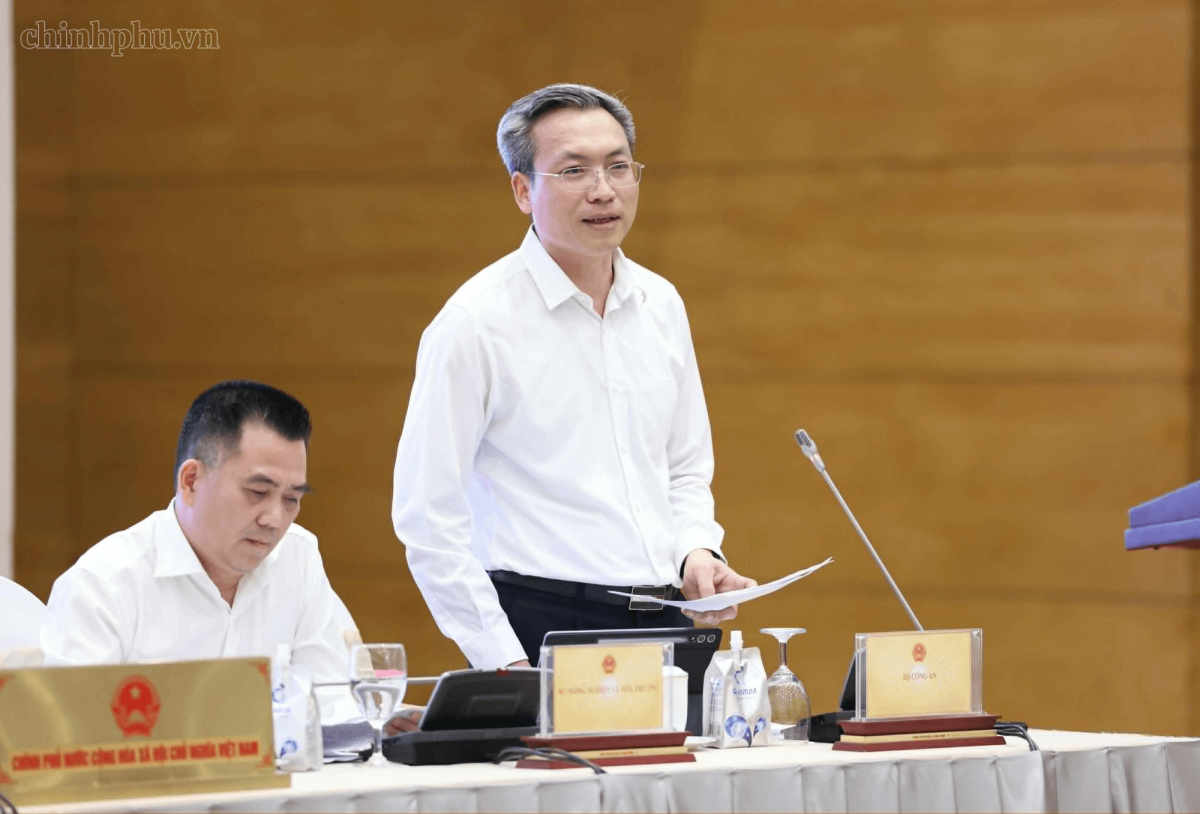 Thiếu tướng Nguyễn Quốc Toản, Chánh văn phòng, Người Phát ngôn Bộ Công an, thông tin về kết quả triển khai Chiến dịch 100 ngày đêm hoàn thành việc tạo lập, chuẩn hoá cơ sở dữ liệu chuyên ngành, kết nối, chia sẻ dữ liệu với Trung tâm Cơ sở dữ liệu Quốc gia - Ảnh: chinhphu.vn/QP