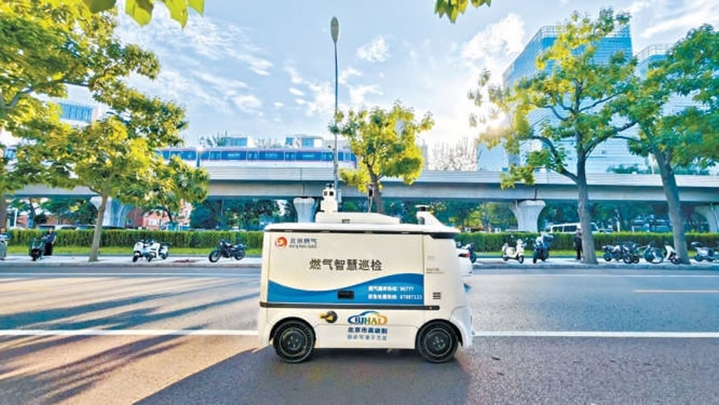 Xe không người lái tuần tra khí đốt lăn bánh trên đường phố khu Yizhuang để đánh hơi khí gas rò rỉ.