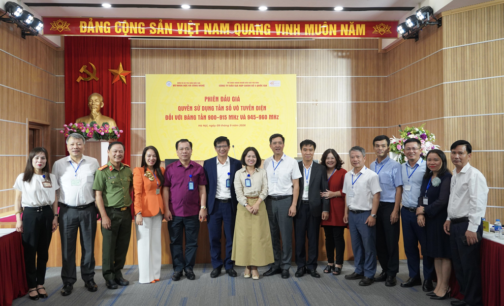 Đại diện Ban tổ chức, cơ quan quản lý và các doanh nghiệp tham gia phiên đấu giá băng tần 900–915 MHz và 945–960 MHz chụp ảnh tại sự kiện ngày 9/9. Đại diện Ban tổ chức, cơ quan quản lý và các doanh nghiệp tham gia phiên đấu giá băng tần 900–915 MHz và 945–960 MHz chụp ảnh tại sự kiện ngày 9/9.