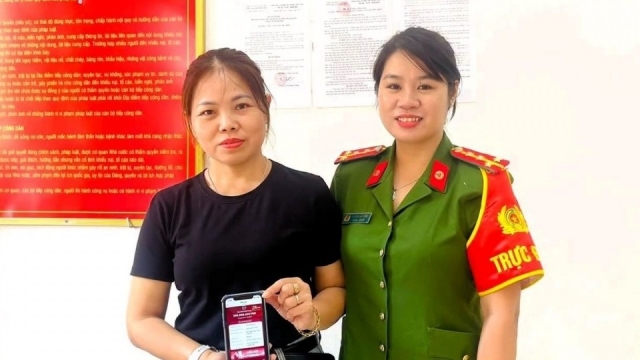 Nhận nhầm 300 triệu đồng, cô giáo nhờ công an tìm người trả