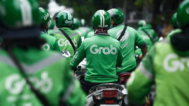 Tài xế Grab kêu gọi tắt app, tranh cãi chuyện chia tiền mỗi cuốc xe