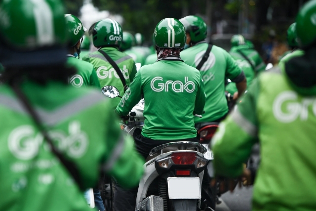 Tài xế Grab kêu gọi tắt app, tranh cãi chuyện chia tiền mỗi cuốc xe