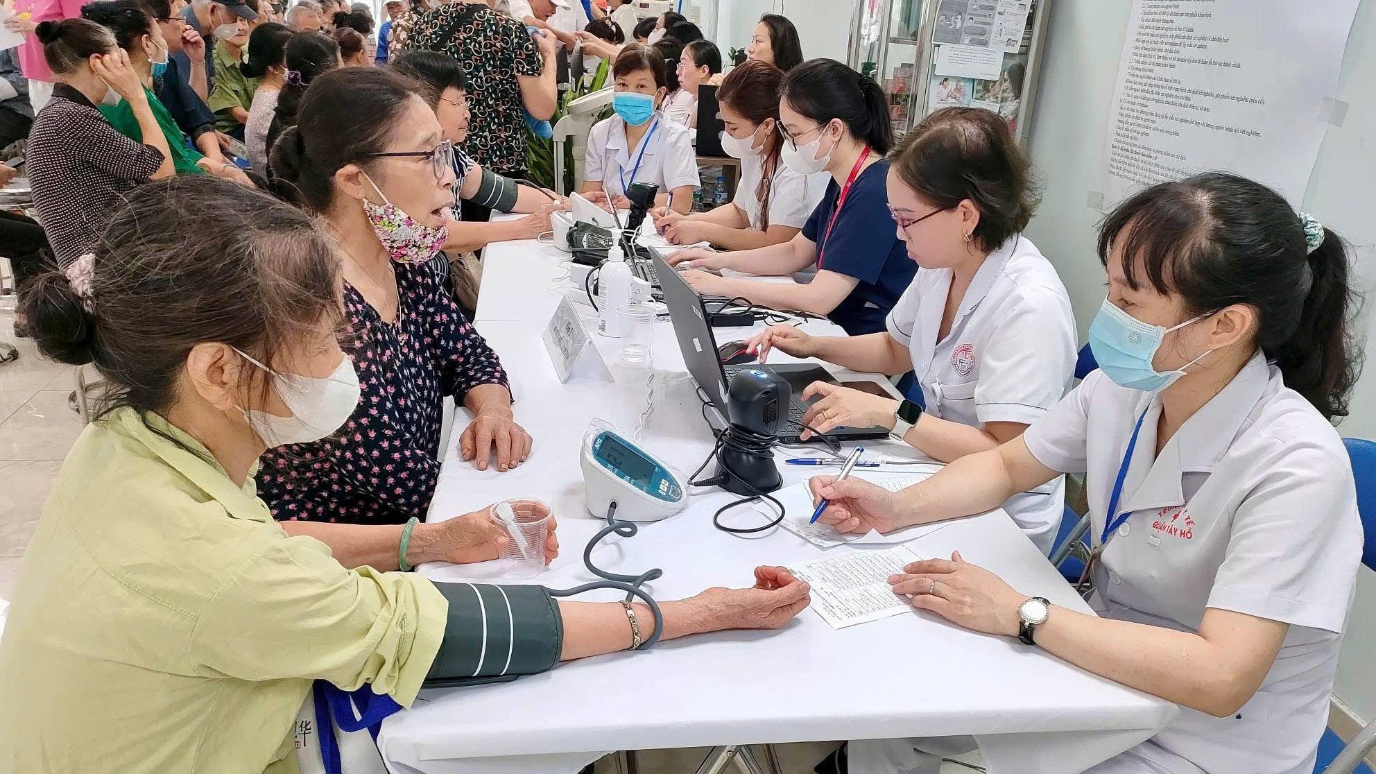 BHYT lên nền tảng số: Gia hạn, thanh toán và tra cứu ngay trên smartphone