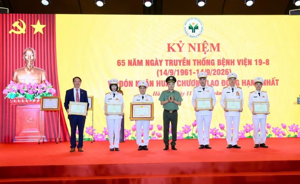 Bệnh viện 19-8 kỷ niệm 65 năm ngày truyền thống và đón nhận Huân chương Lao động hạng Nhất Bệnh viện 19-8 kỷ niệm 65 năm ngày truyền thống và đón nhận Huân chương Lao động hạng Nhất