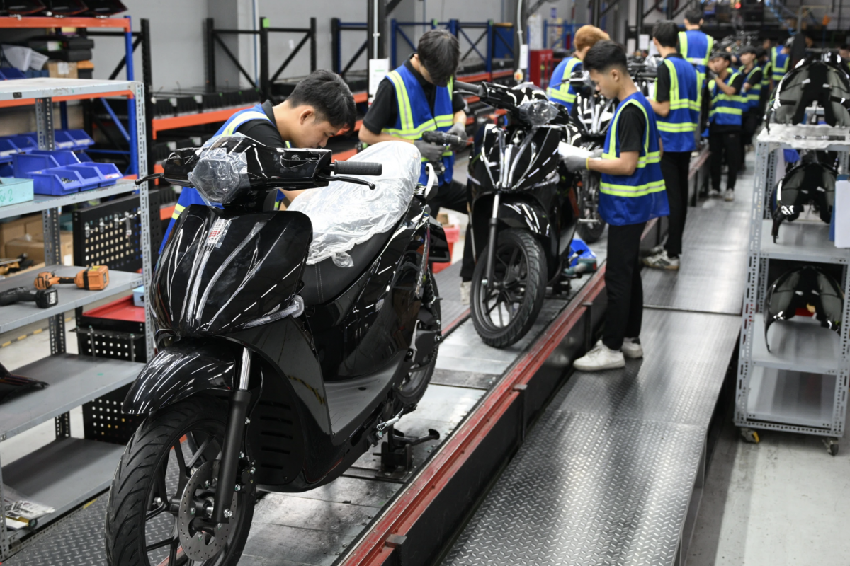 Xe máy điện được lắp ráp trên dây chuyền sản xuất của Dat Bike. Năng lực nghiên cứu, sản xuất và làm chủ các thành phần công nghệ đang trở thành một yếu tố cạnh tranh của doanh nghiệp xe điện Việt Nam. Ảnh: Dat Bike